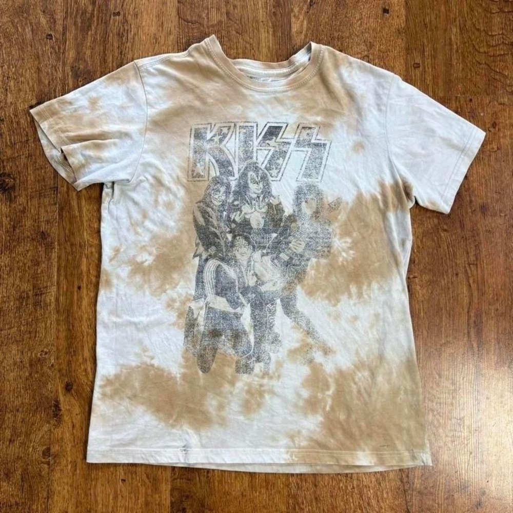 super faded cream and tan tie-dye Kiss graphic t-shirt with flaws shown in pics